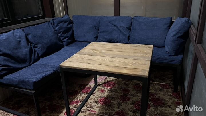 Угловой диван со столиком