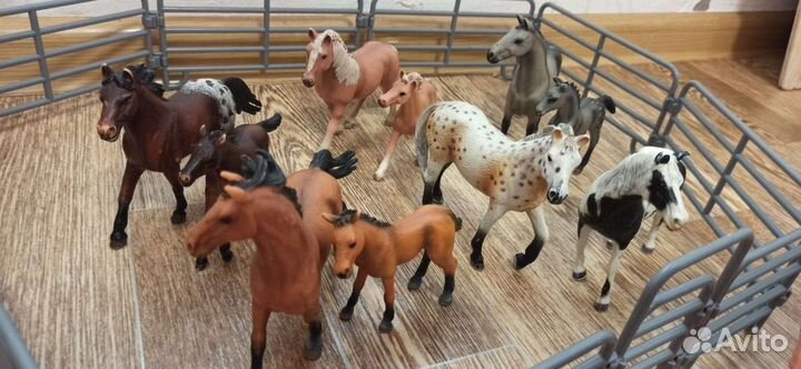 Набор фигурок Attivio Лошадки