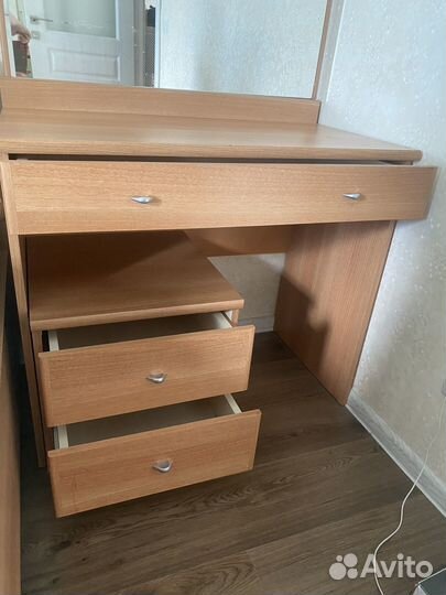 Туалетный столик с зеркалом, прикроватная тумбочка