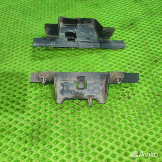 Кронштейн дефлектора радиатора Renault Logan II