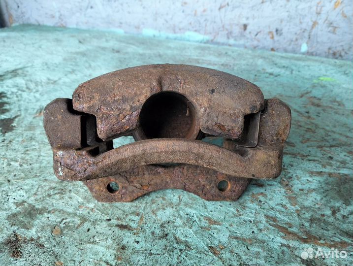 Суппорт тормозной передний левый Nissan Almera