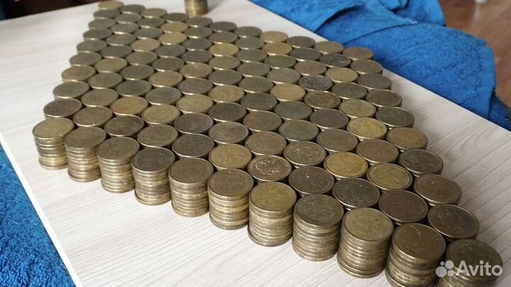 Шикарная коллекция из 1 200 монет номиналом в 10 р