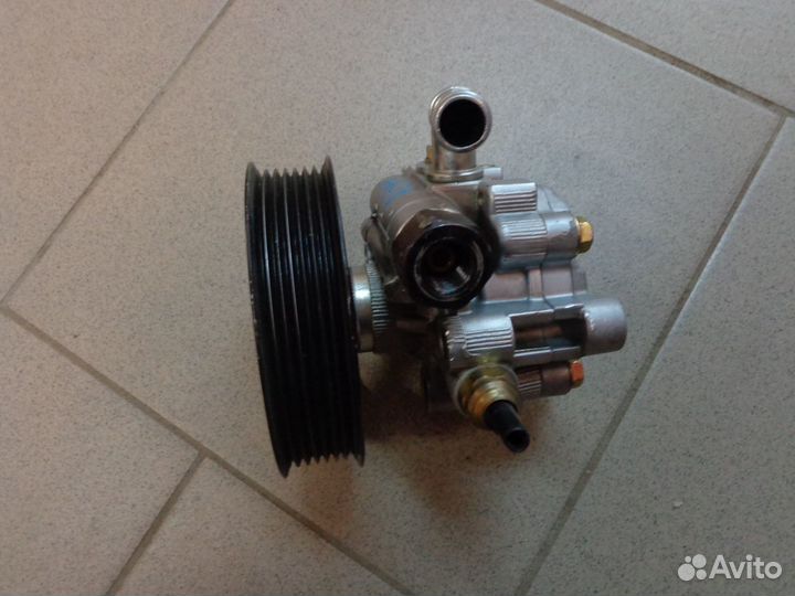 Avensis T250 2 литра Насос гидроусилителя б/у