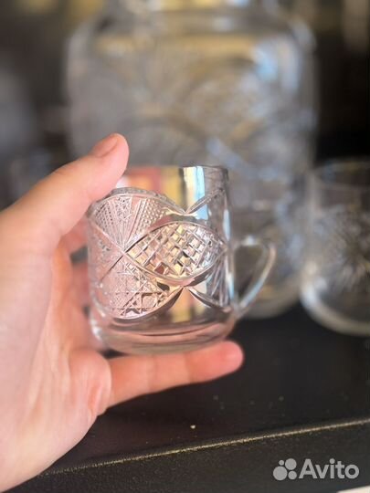 Хрустальные стаканы и графин