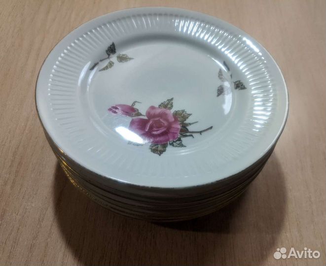 7 тарелок и 2 блюда с розами. Фарфор, Польша