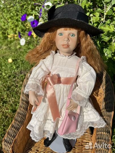 Коллекционная фарфоровая кукла