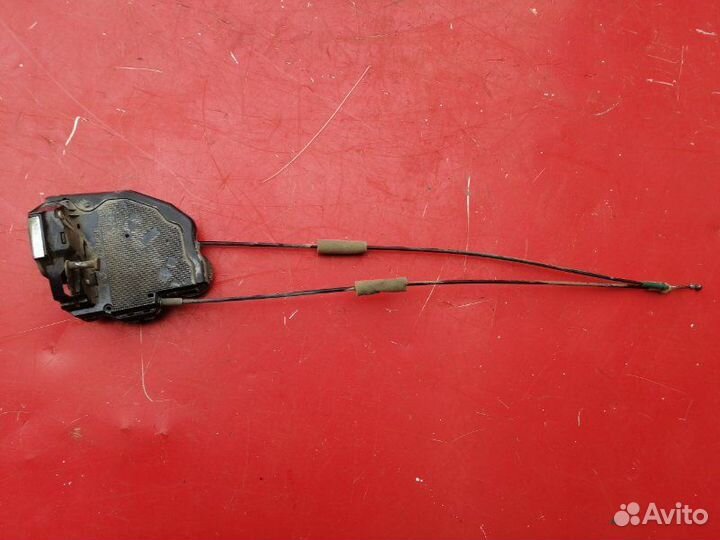 Замок двери задний правый Toyota Corolla E150