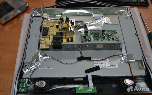 Монитор lg сервис отремонтировать. Разобранный монитор. Монитор в разборе. Разборка ЖК монитора. ЖК монитор в разборе.