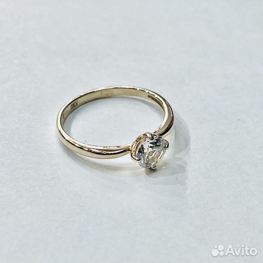 Золотое кольцо с камнем