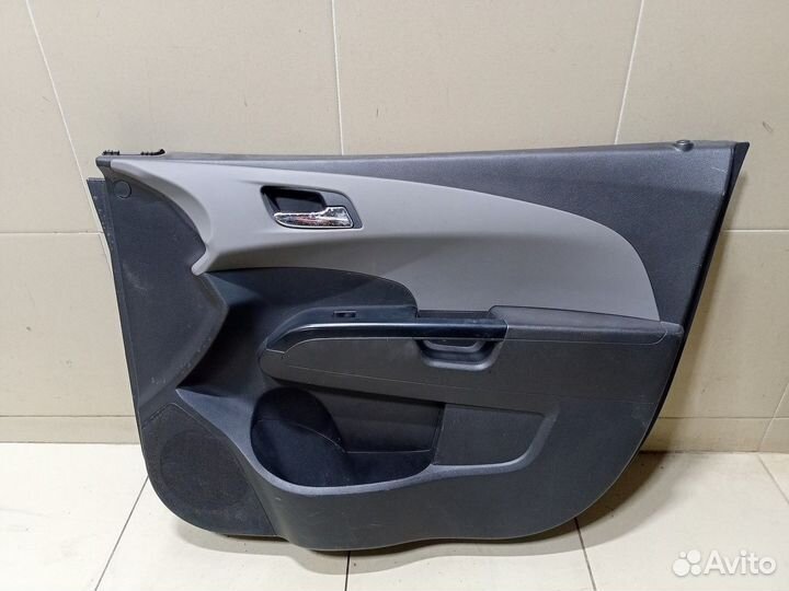 Обшивка двери передней правой Aveo (T300) 2011