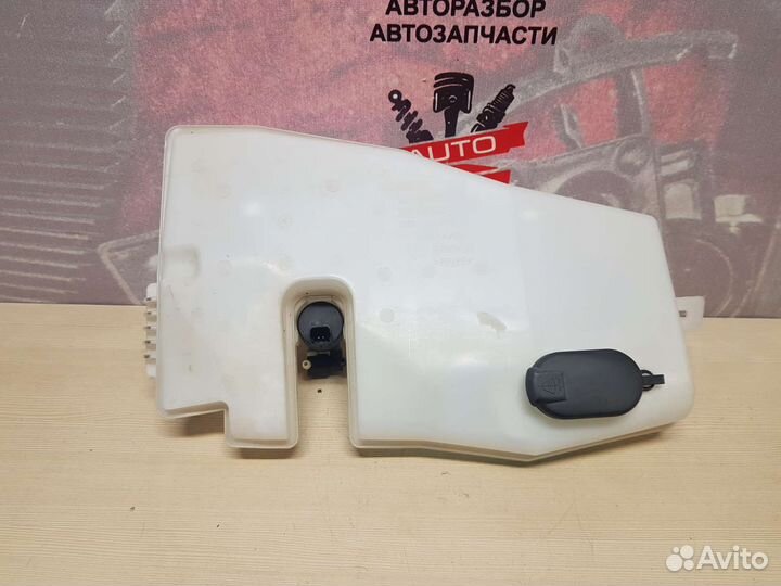 Бачок омывателя с насосом Renault Duster 1