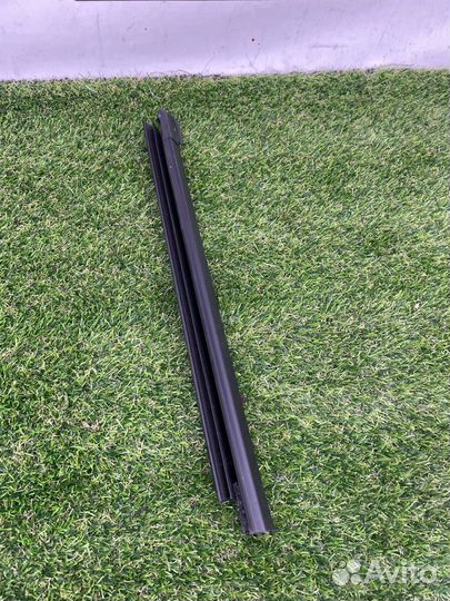 Молдинг стекла двери задней левой Jeep Wrangler JL