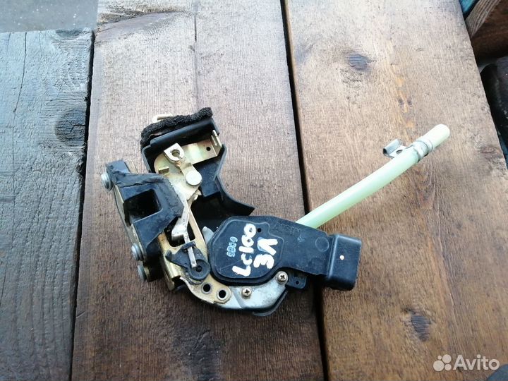 Замок двери задний левый Toyota Land Cruiser 100