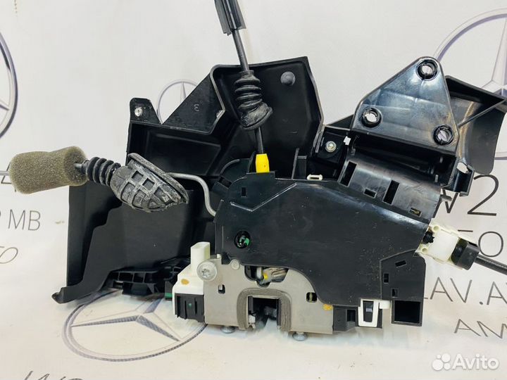 Замок двери передней левой Mercedes W204