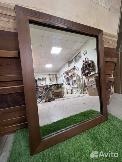 Зеркало в деревянной раме