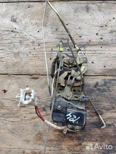 Замок двери передний левый Toyota Tercel EL41