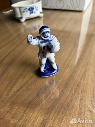 Космонавт роспись Гжель