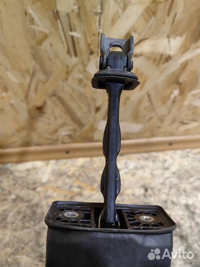 Ограничитель Двери Тигуан 1 Рестайлинг Правый пер