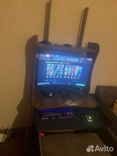 Монитор,мышь,клавиатура,микрофон,колонки,коврик