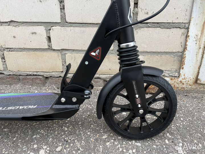 Самокат с амортизаторами и ручным тормозом