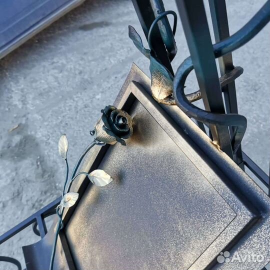 Кованые памятники, оградки, цветники