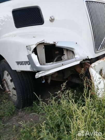 Volvo VNL с полуприцепом, 2002