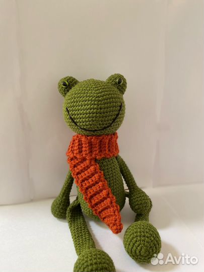 Вязаная игрушка лягушка