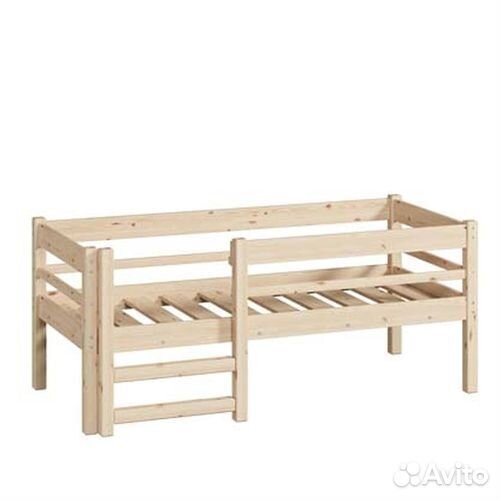 Детская кровать из дерева
