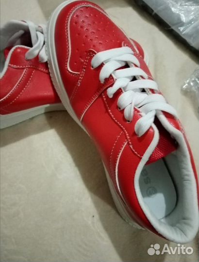 Кроссовки новые р.38,5