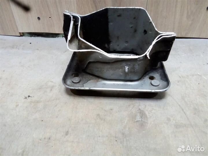 Кронштейн усилителя переднего бампера правый от F