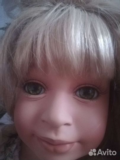 Коллекционная фарфоровая кукла