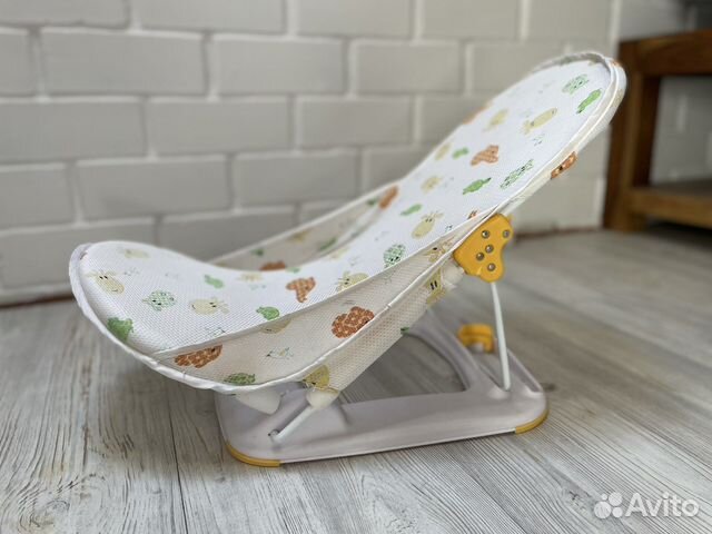 Шезлонг в ванну для малышей