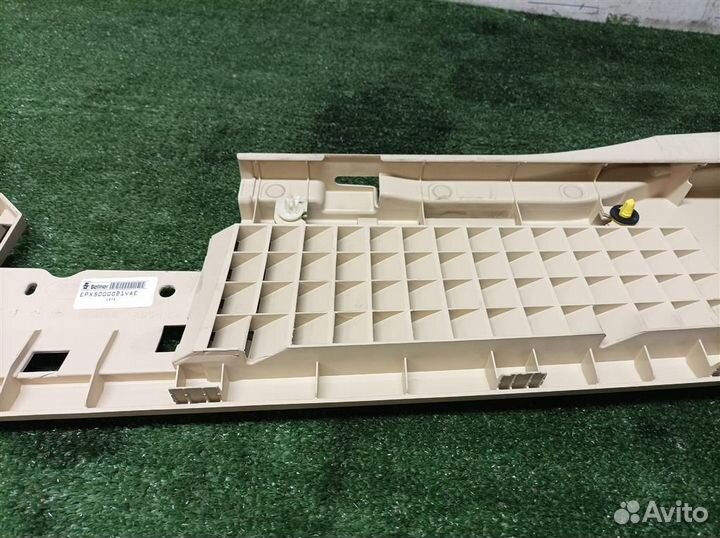 Держатель задней полки Land Rover