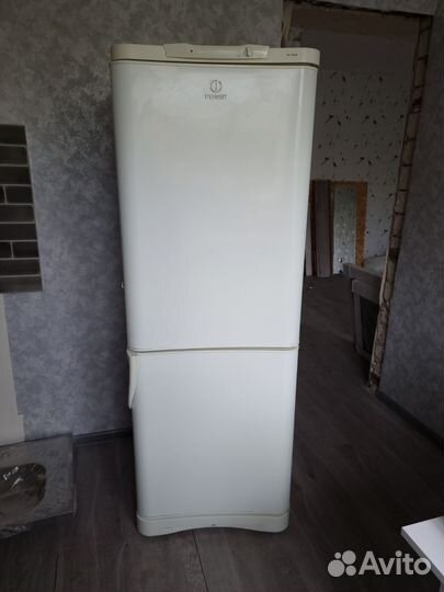 Холодильник бу indesit