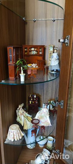 Коробка с куклами