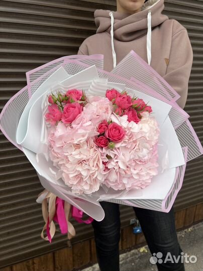 Букет с розовой гортензией