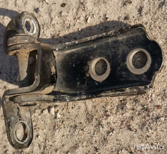 Петля задней левой двери нижняя Lend Cruiser 100