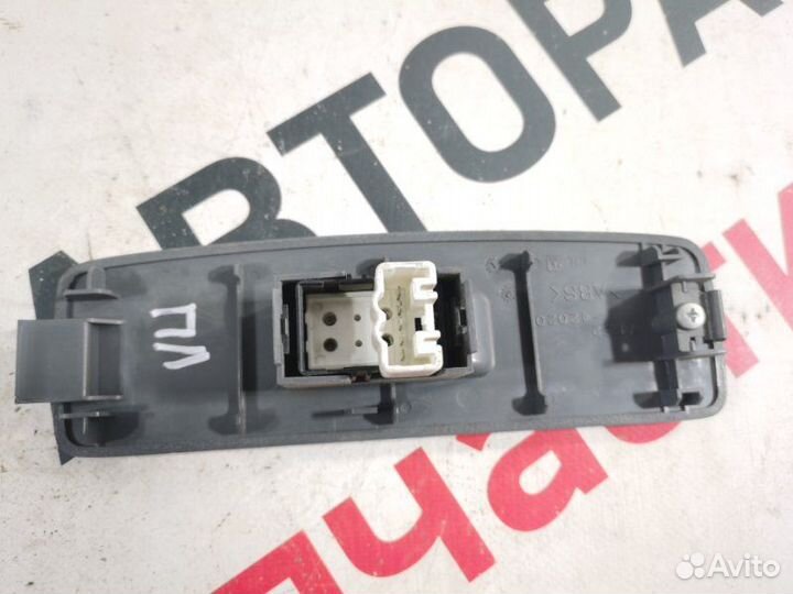 Кнопка стеклоподъемника передняя левая Toyota Rav