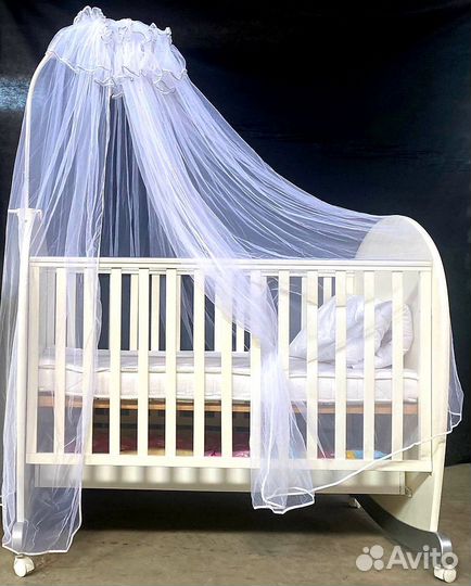 Детская кроватка и пеленальный столик-комод