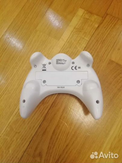 Динозавр робот на пульте управления