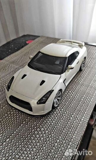 Nissan GT-R R35 1/18