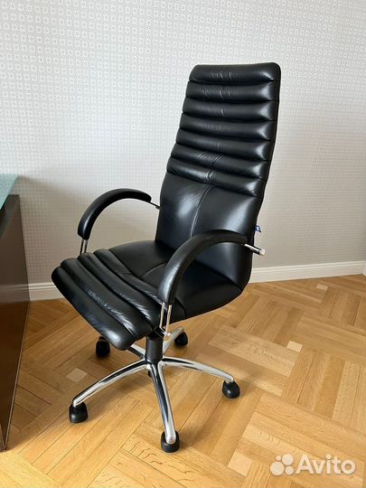 Компьютерное кресло руководителя