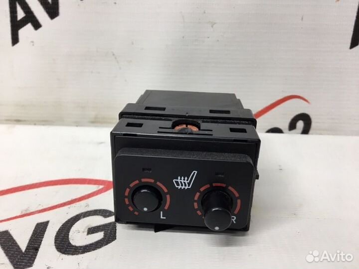 Кнопка включения обогрева сидений Toyota Harrier