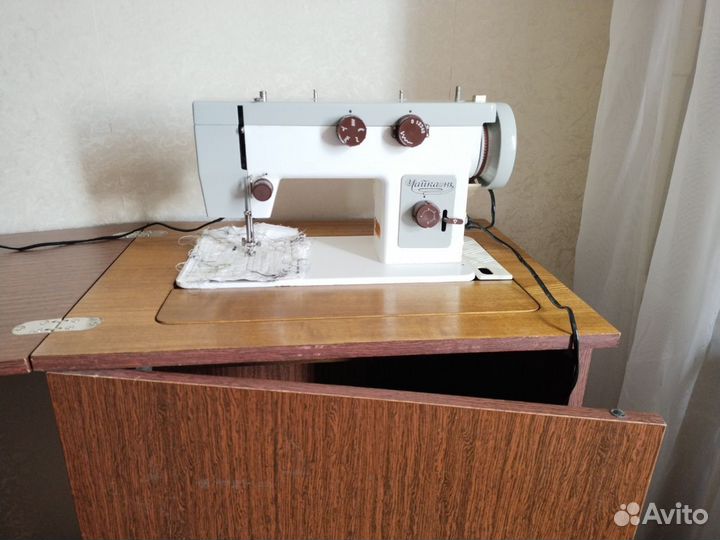 Швейная машина Чайка 143 со столом-тумбой