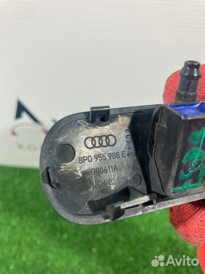 Форсунка омывателя правая Audi A3 8P CCZ 2009