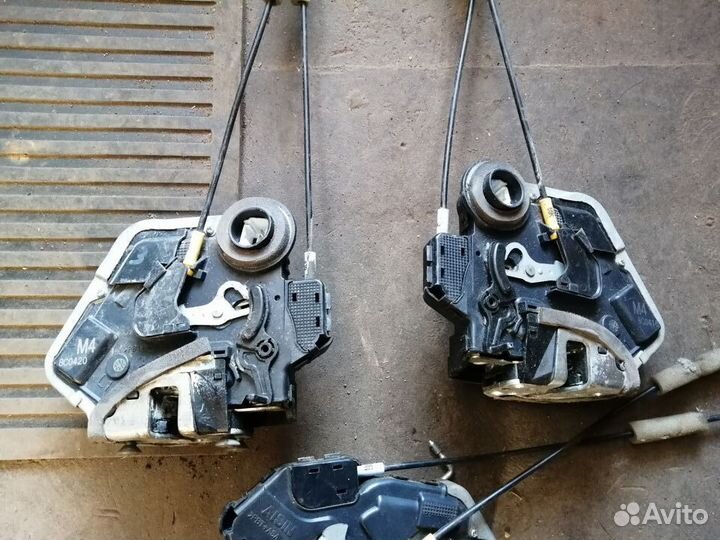 Замок двери тросик Toyota Land Cruiser 200