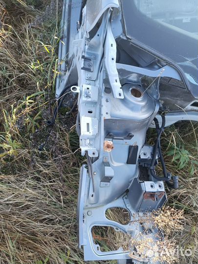 Передняя правая четверть Peugeot 308