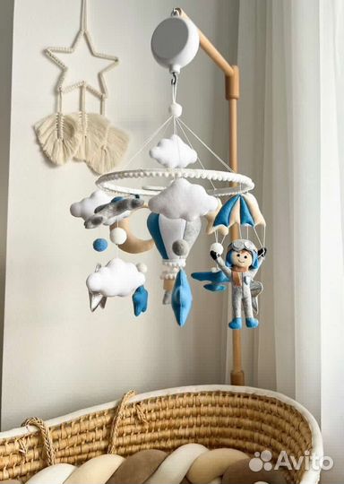 Мобиль на кроватку из фетра