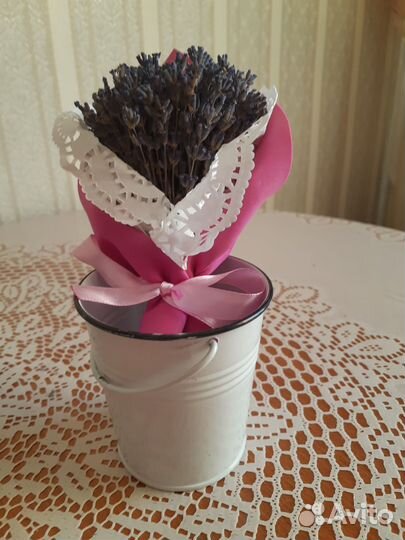 Кашпо с лавандой