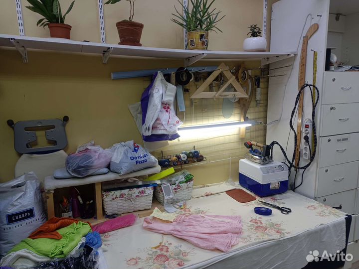 Швея портной в ателье